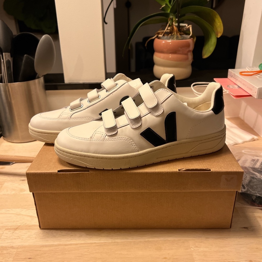 VEJA “V-LOCK 3 STRAP” MEN’s sneaker